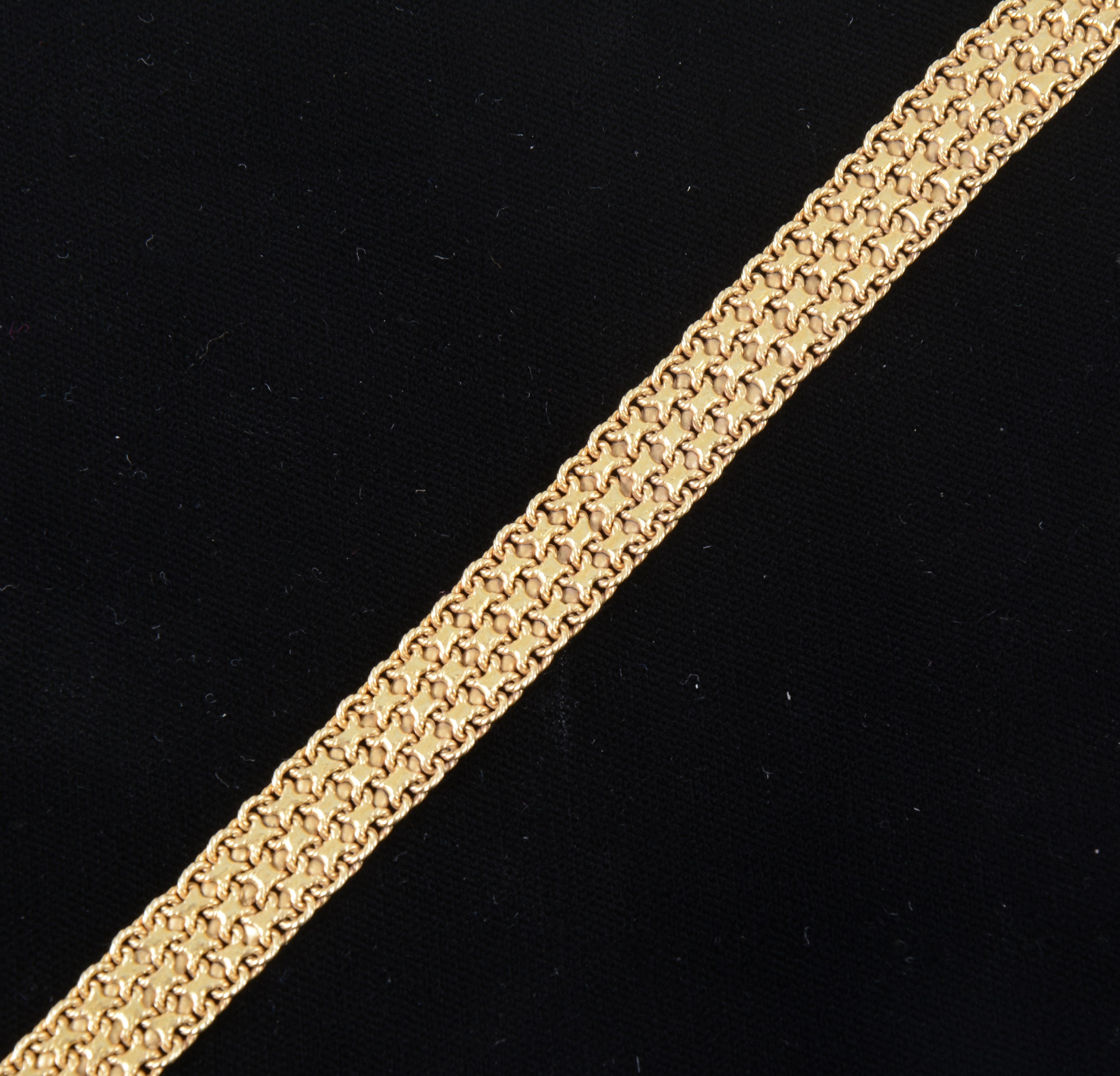 An 18 carat yellow gold bracelet.