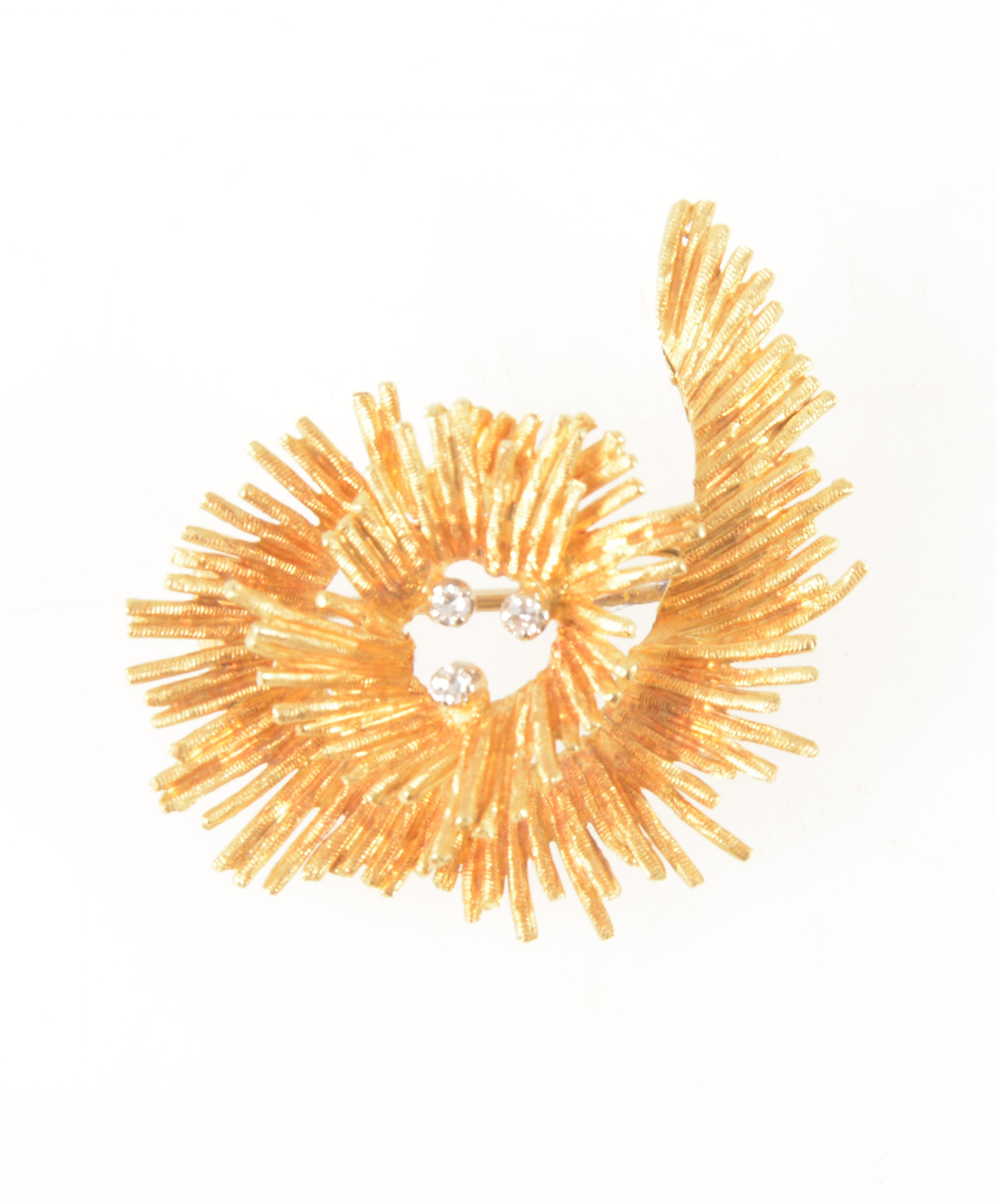 A vintage 18 carat yellow gold brooch