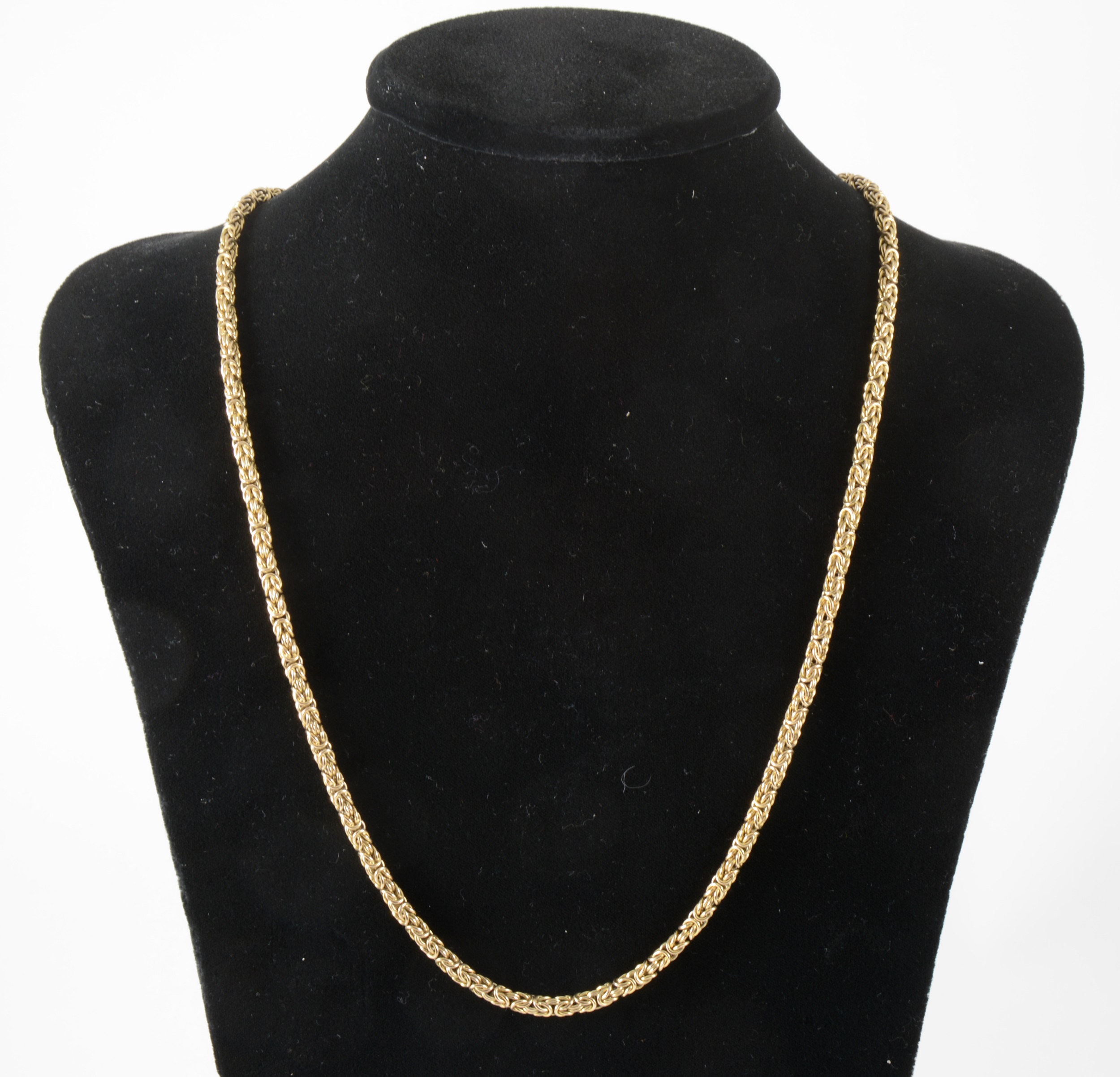 A 9 carat yellow gold chain necklace.