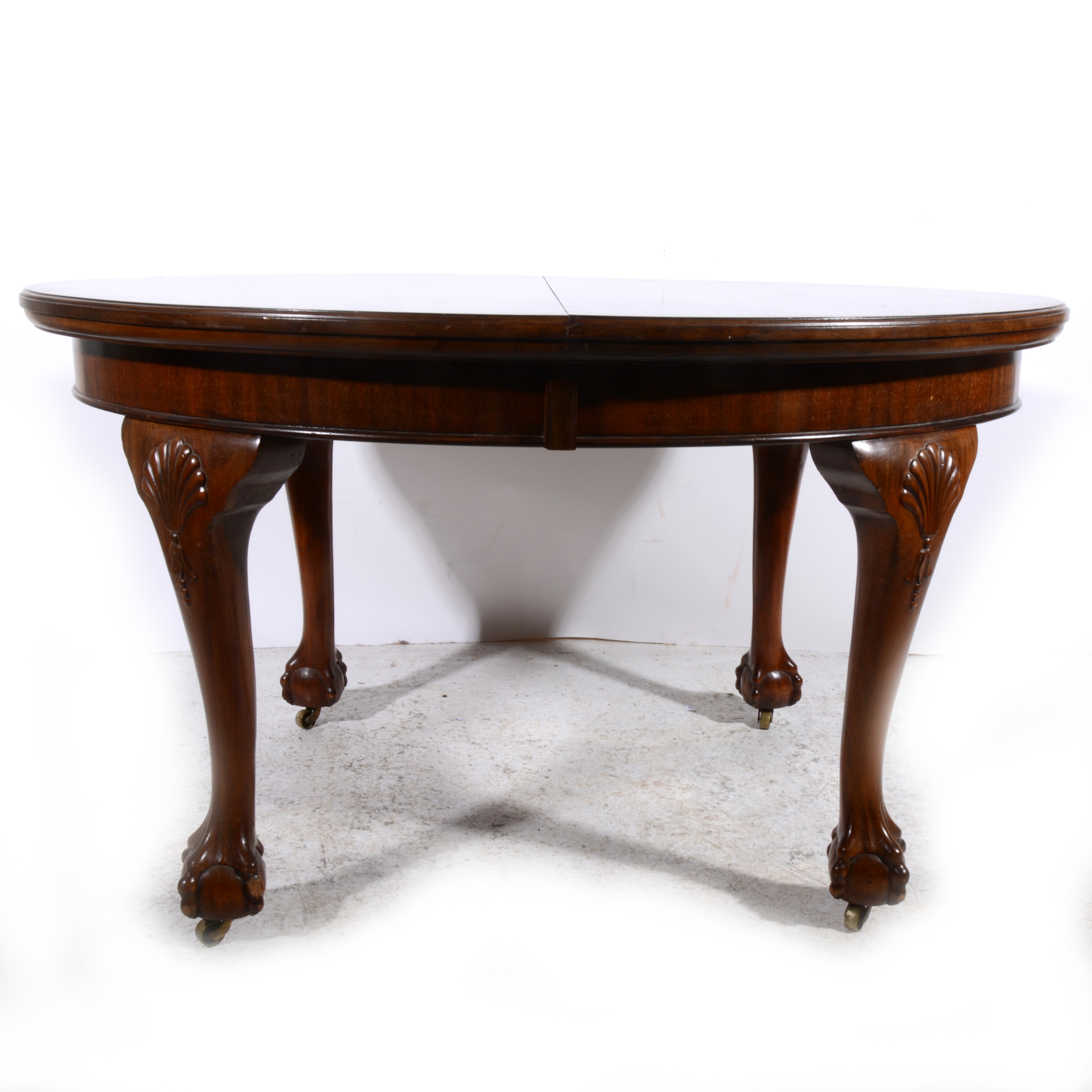 Oval extending dining table, with two additional leaves