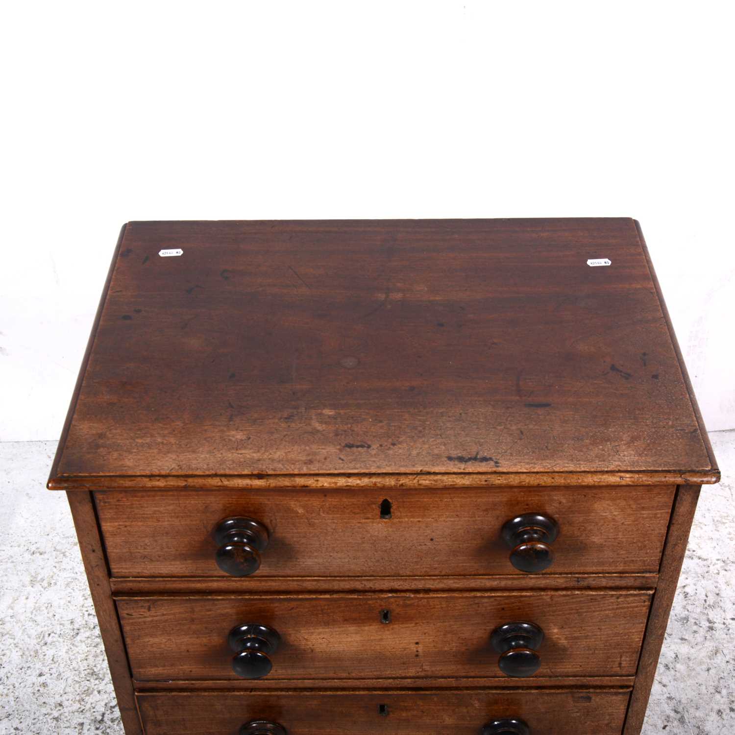 A Victorian mahogany chest of drawers, of small proportion - Image 2 of 4