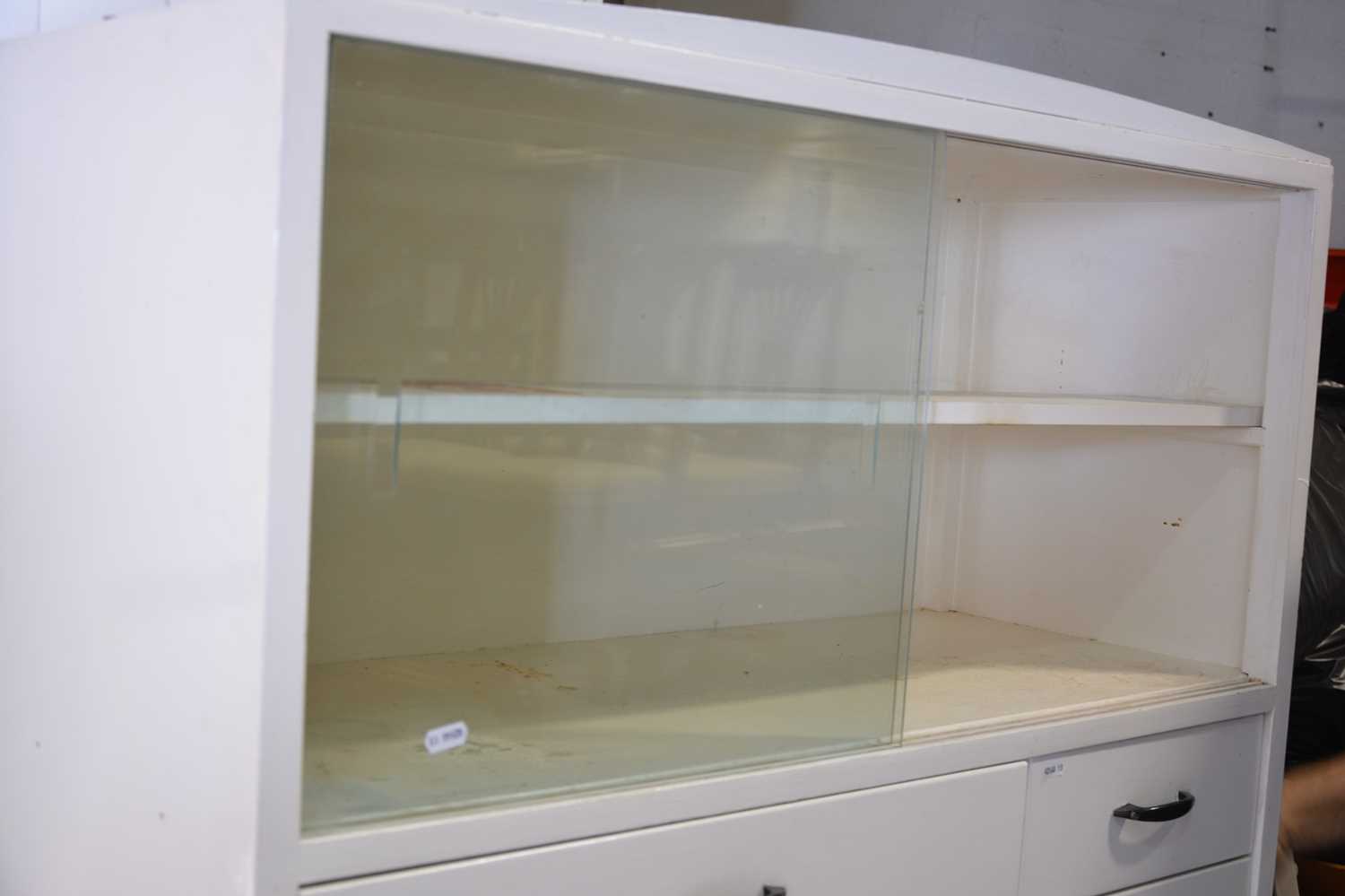 A white-painted utility kitchen cabinet - Image 3 of 7