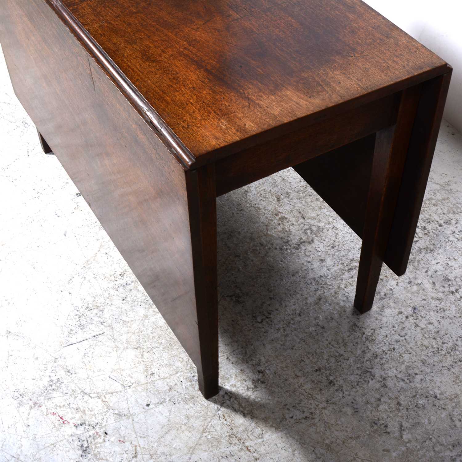 A Victorian mahogany drop-leaf dining table - Image 2 of 3