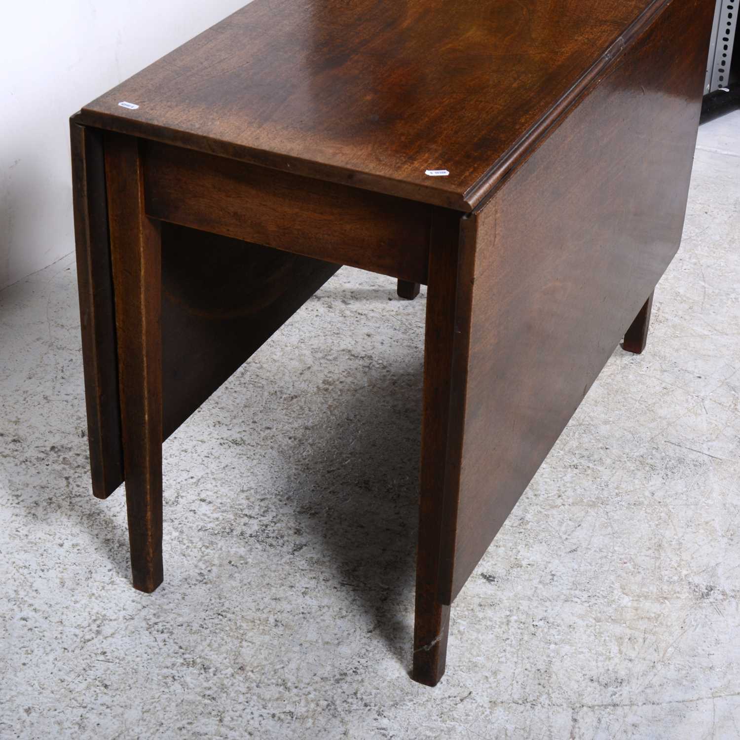 A Victorian mahogany drop-leaf dining table - Image 3 of 3