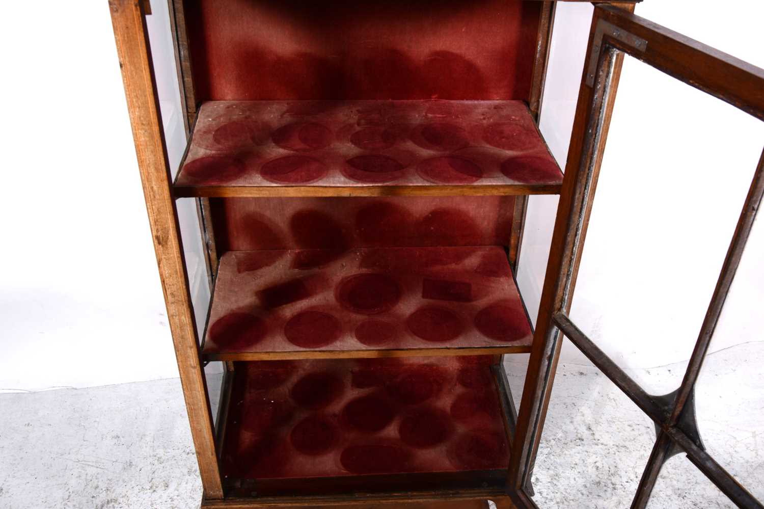 An Edwardian inlaid mahogany china cabinet - Image 5 of 5