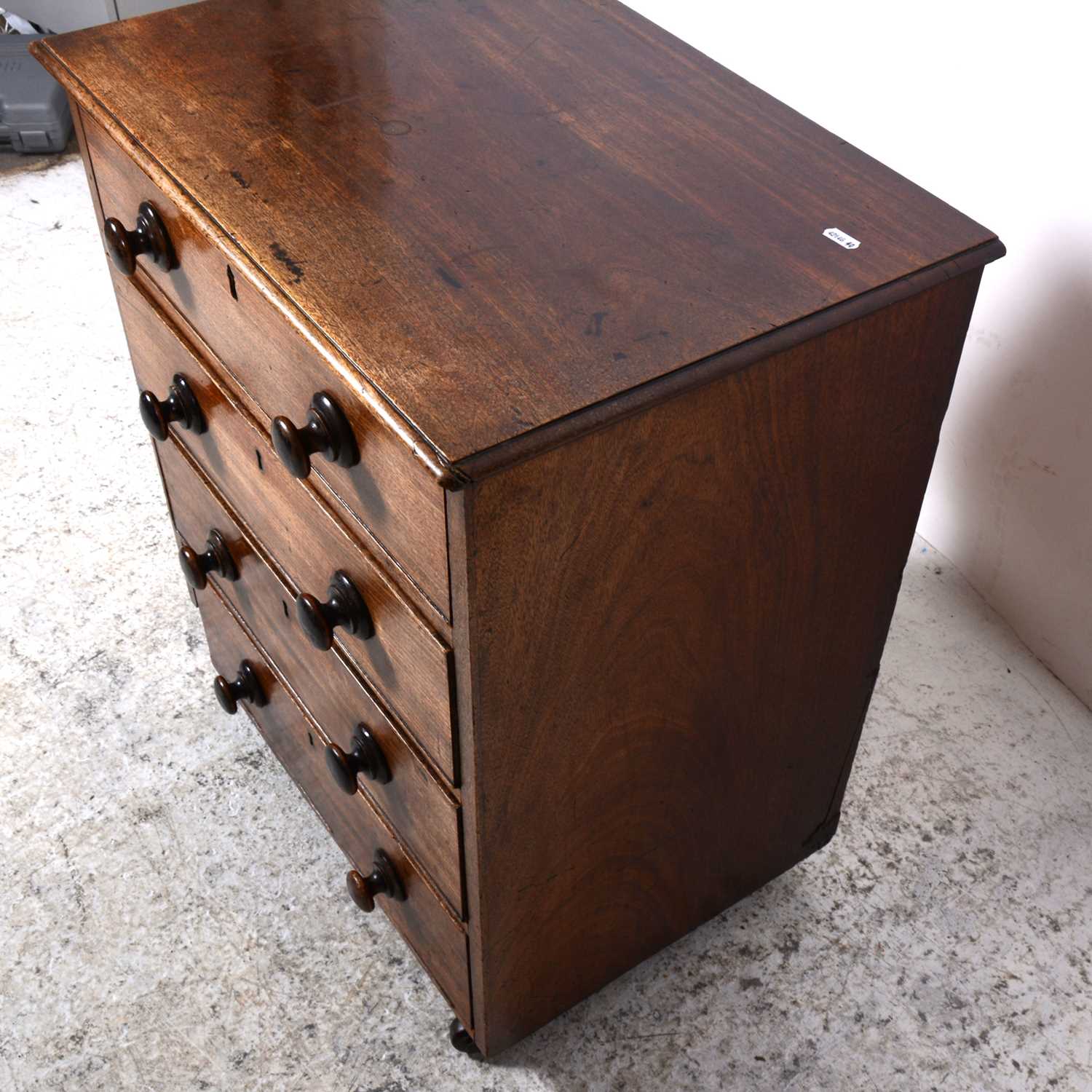 A Victorian mahogany chest of drawers, of small proportion - Image 3 of 4