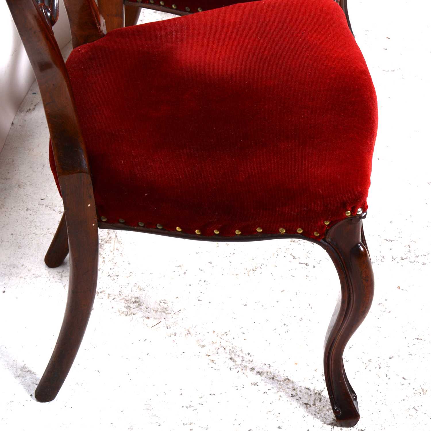 A VIctorian figured walnut loo table, and a set of four balloon-back chairs - Image 2 of 6