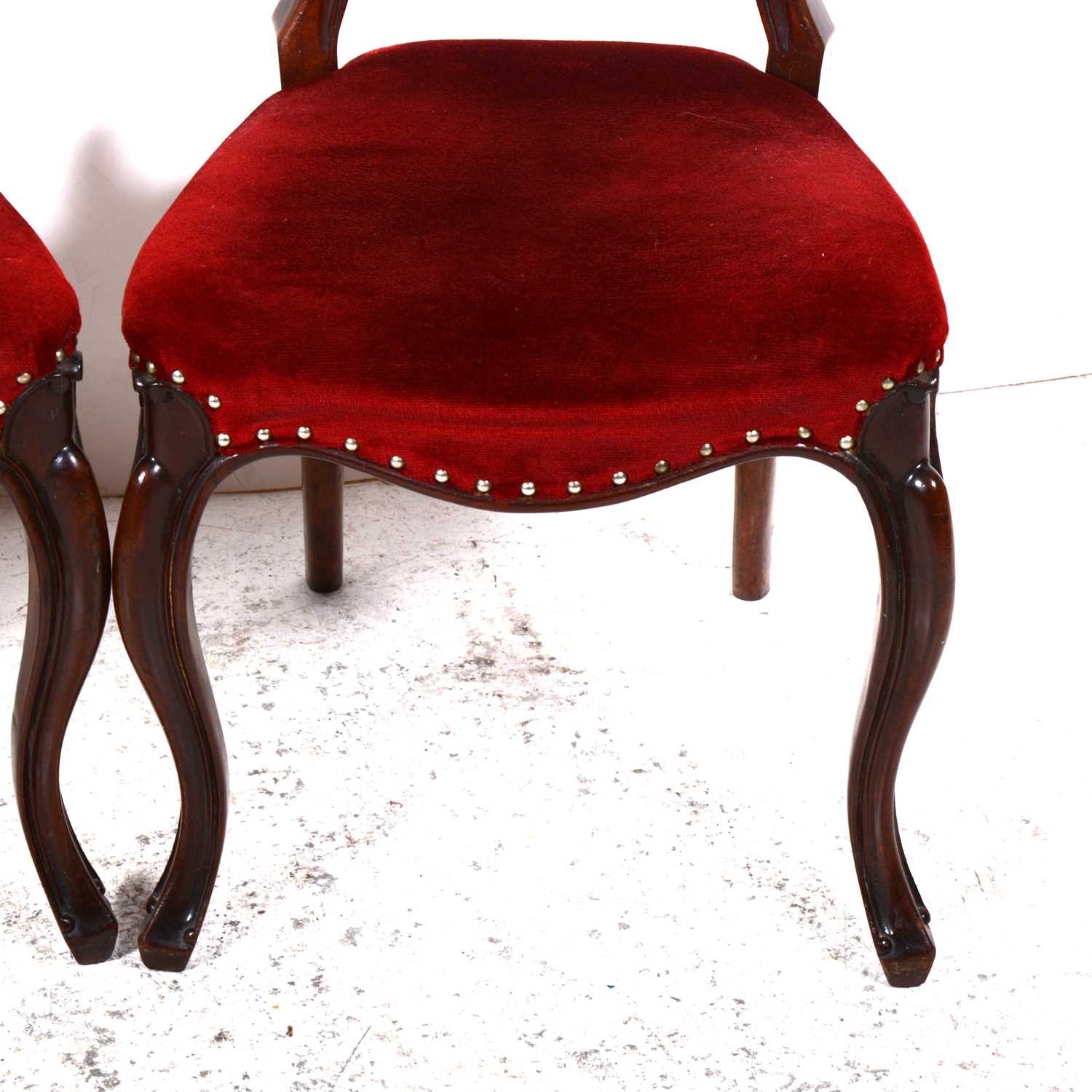 A VIctorian figured walnut loo table, and a set of four balloon-back chairs - Image 5 of 6