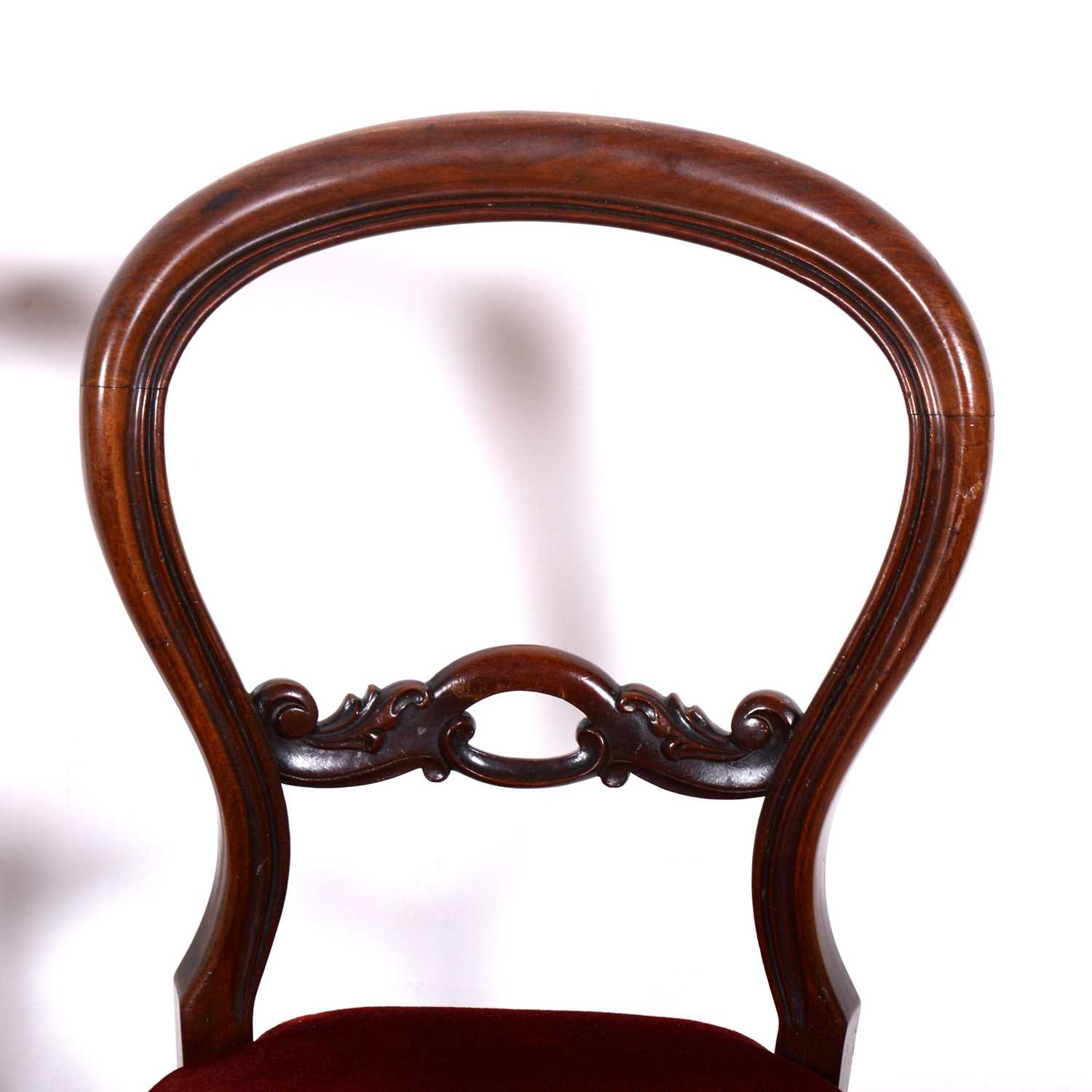 A VIctorian figured walnut loo table, and a set of four balloon-back chairs - Image 6 of 6