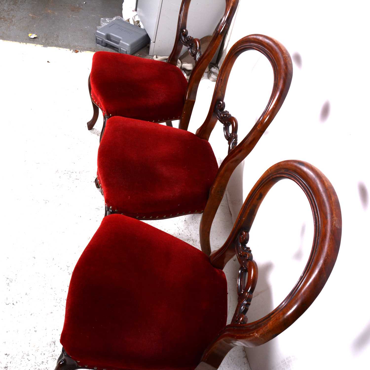 A VIctorian figured walnut loo table, and a set of four balloon-back chairs - Image 4 of 6