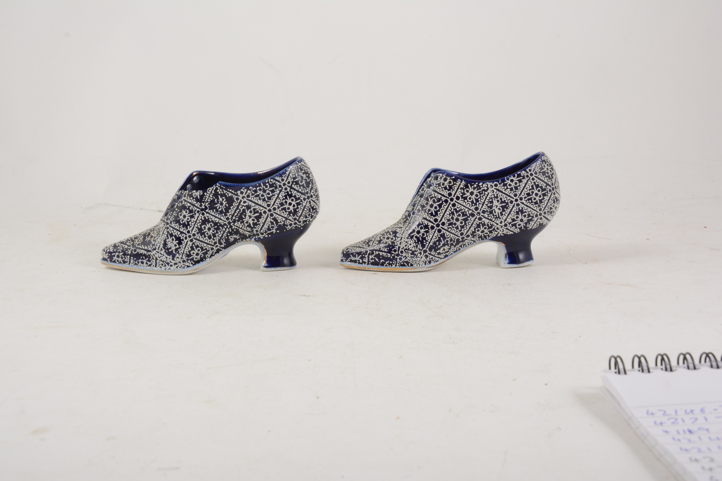 A pair of Continental porcelain miniature shoes - Image 3 of 4