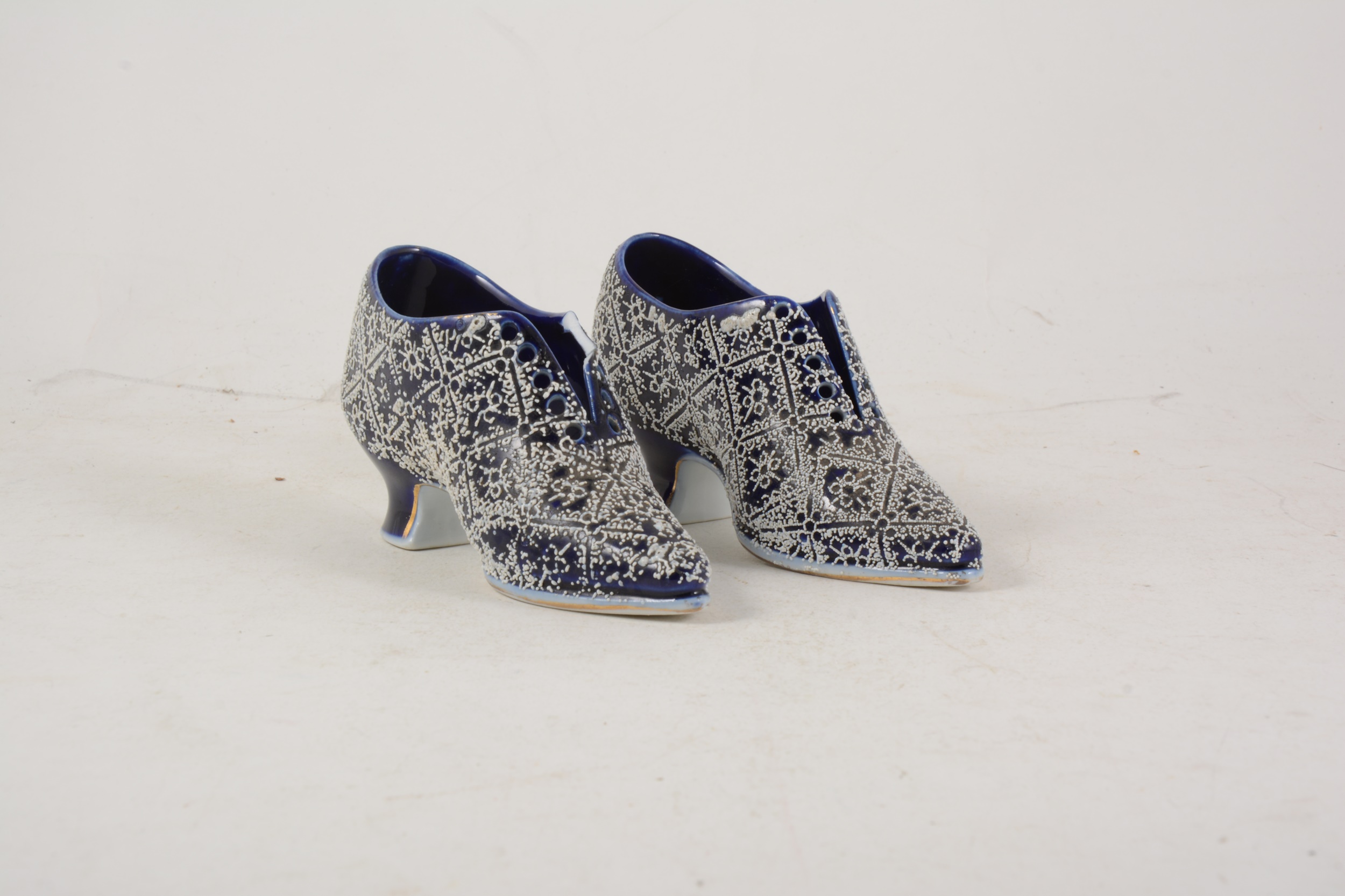 A pair of Continental porcelain miniature shoes - Image 4 of 4