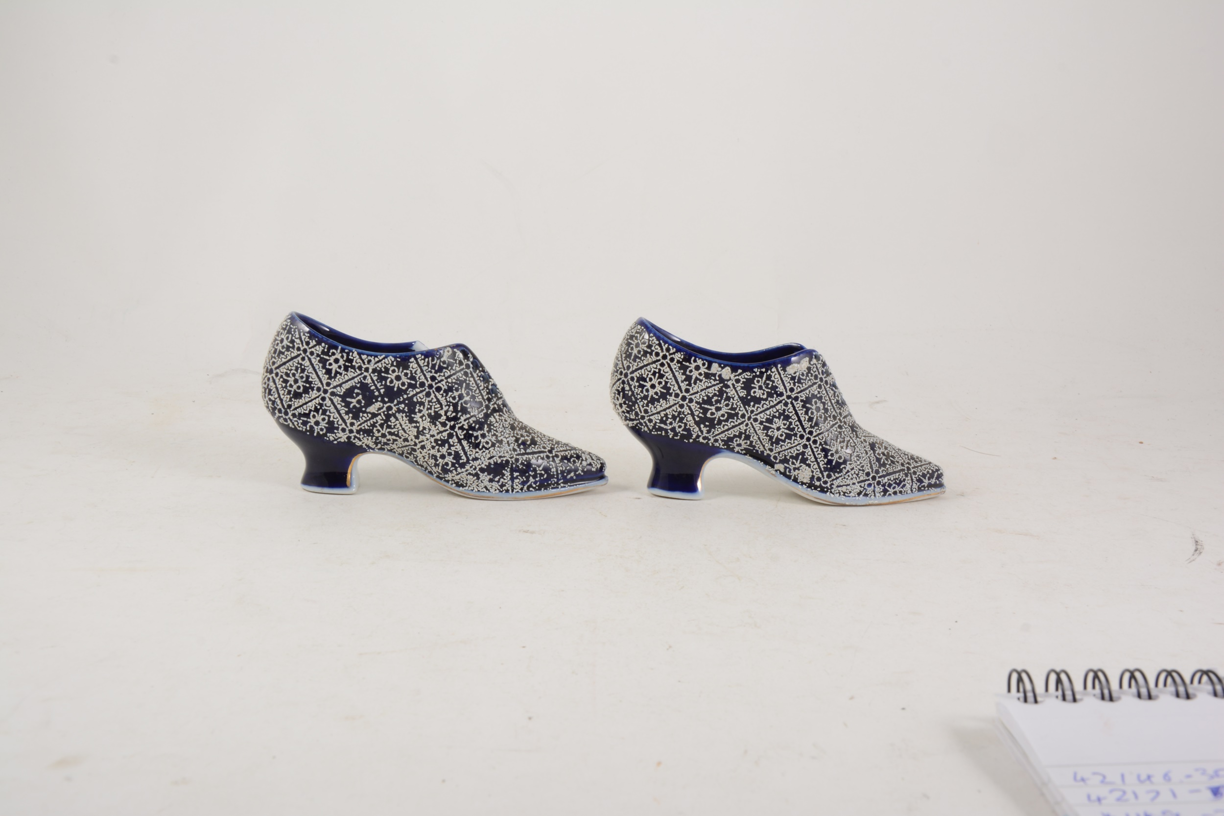 A pair of Continental porcelain miniature shoes - Image 2 of 4