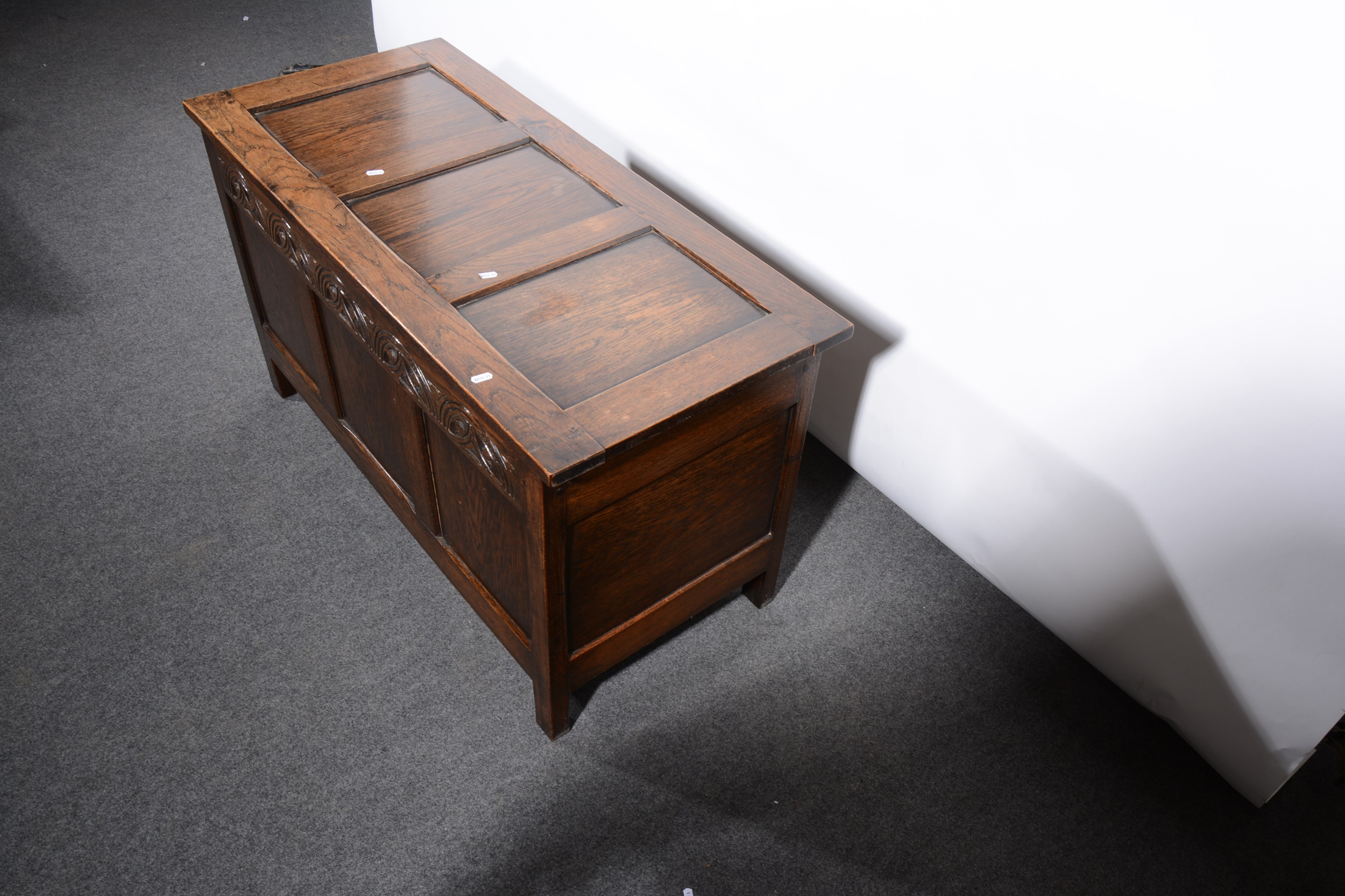 An oak coffer, 20th Century - Image 4 of 4