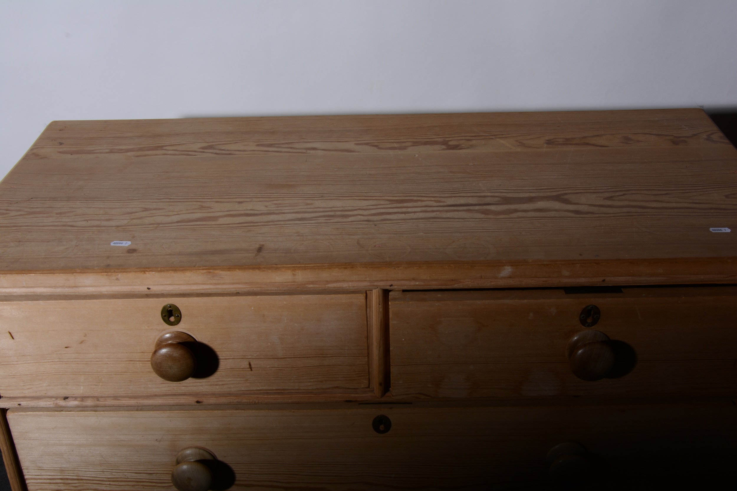 A stripped pine chest of drawers - Image 3 of 4