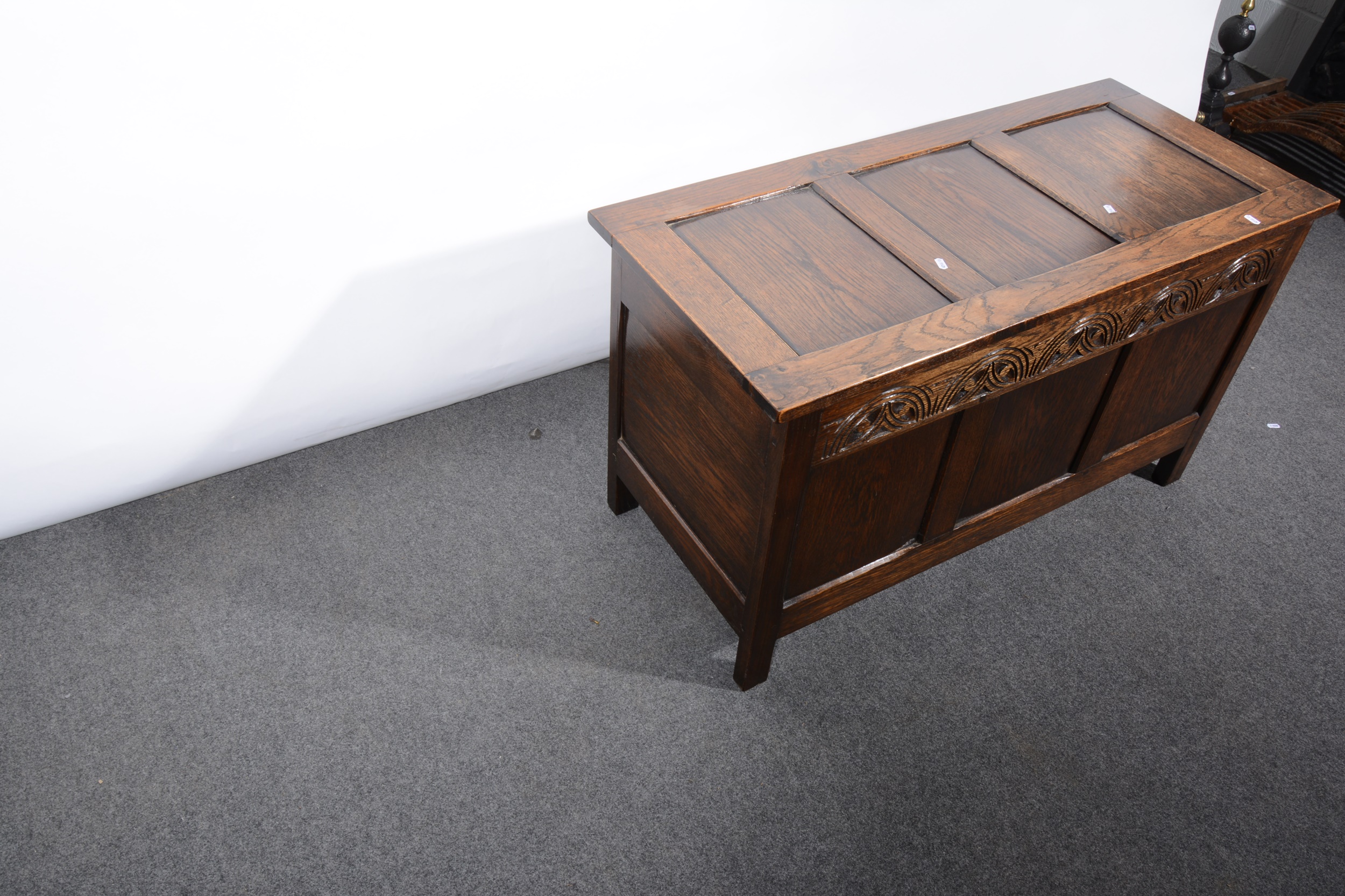 An oak coffer, 20th Century - Image 2 of 4