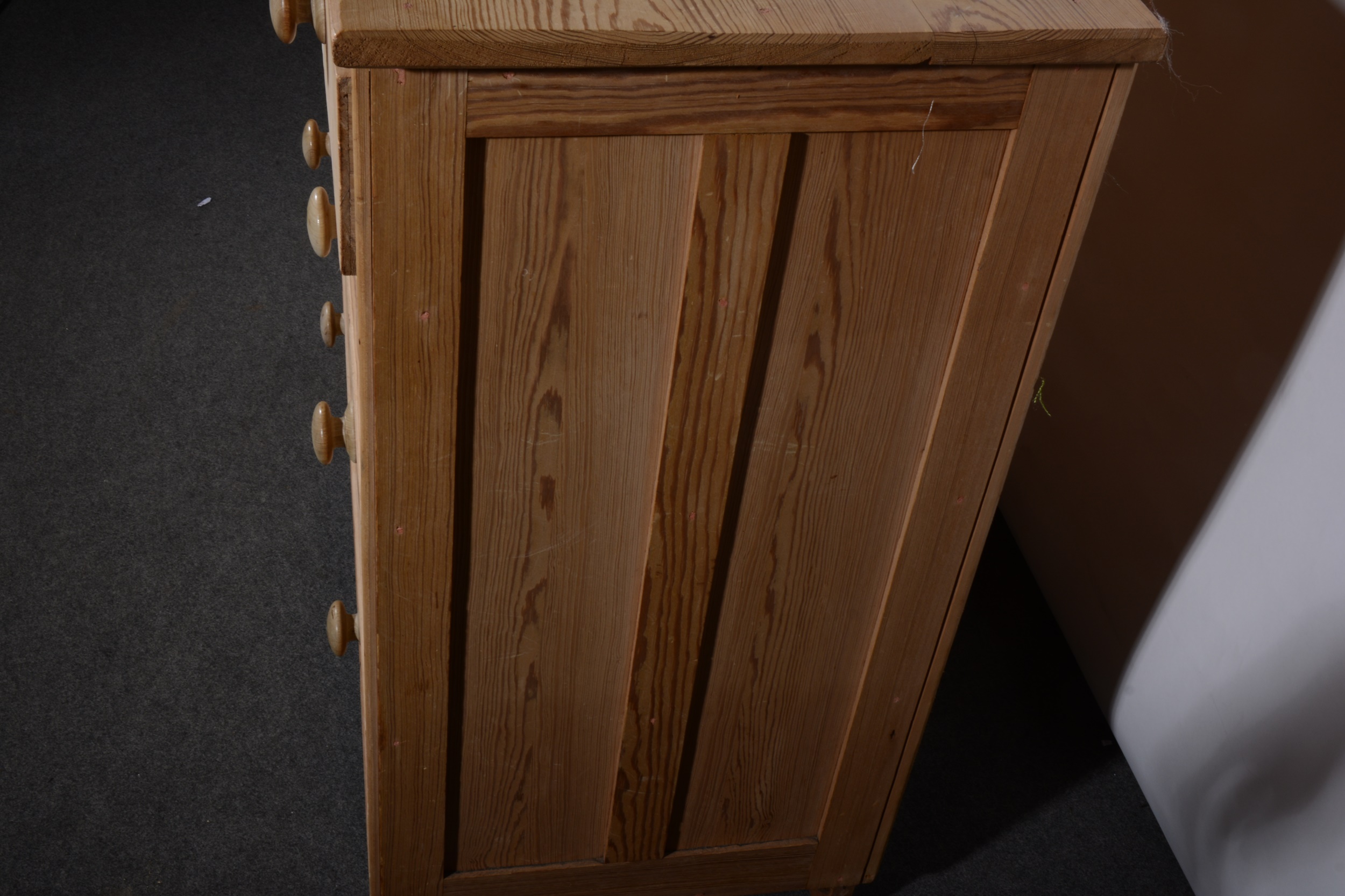 A stripped pine chest of drawers - Image 2 of 4