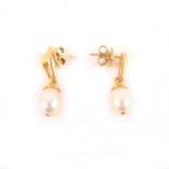 A pair of 18 carat gold pearl drop earings.