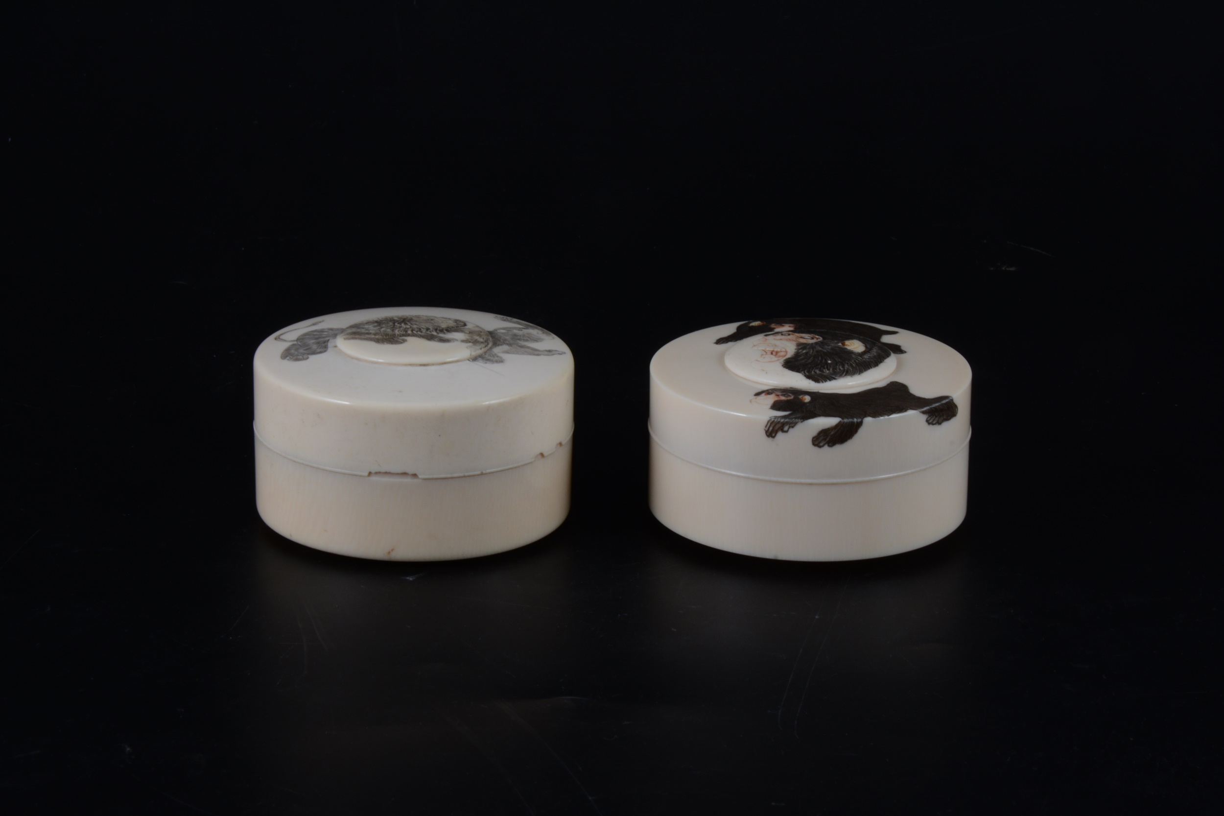 Two Japanese carved ivory cylindrical boxes, early 20th Century - Image 4 of 4