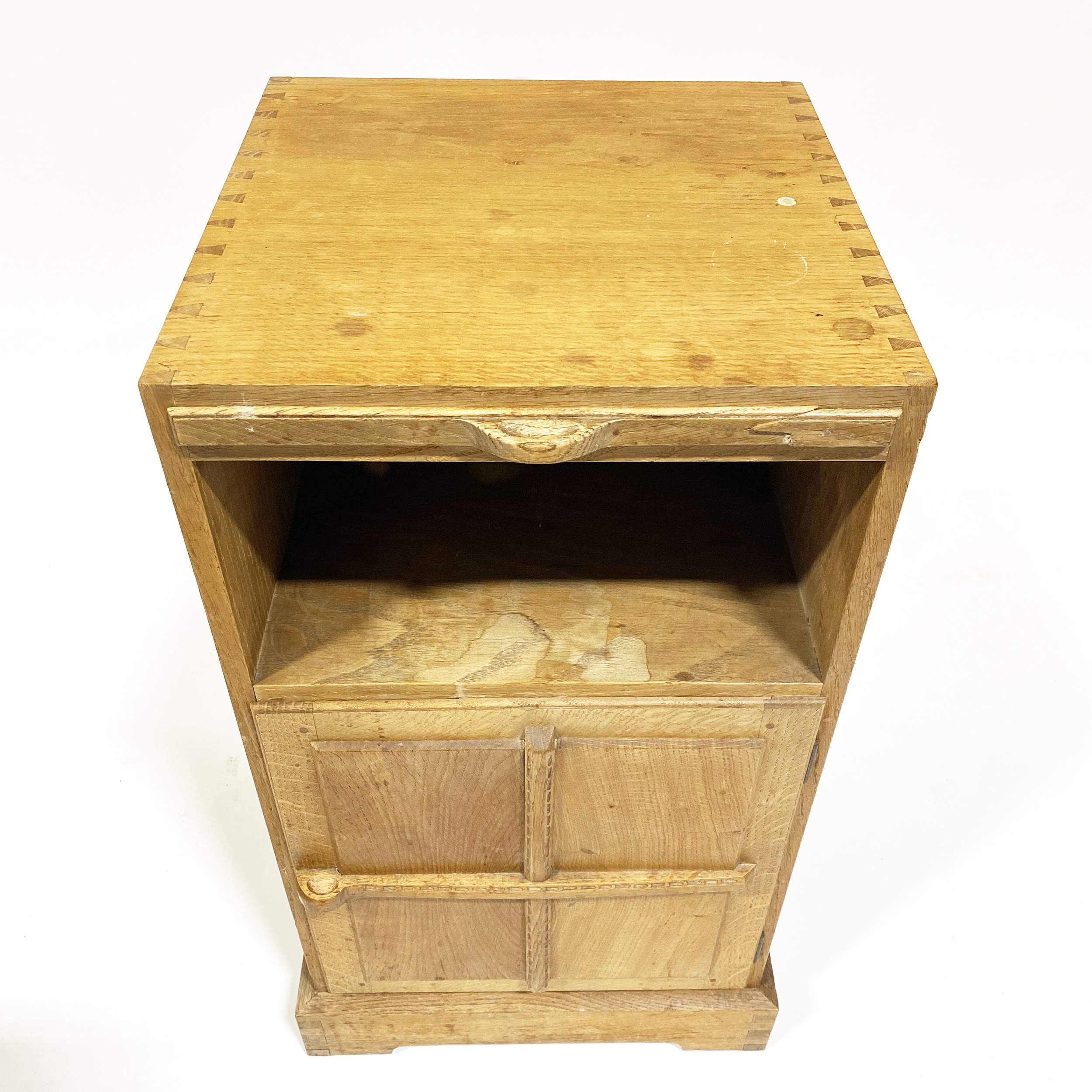 An Arts and Crafts oak bedside pedestal cupboard, by Peter van der Waals for Claude Biddulph - Image 4 of 7