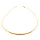 An 18 carat yellow gold flexible collar necklace, 4.8mm wide, plain polishe