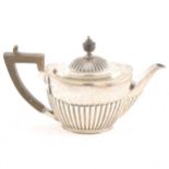 An Edwardian silver teapot, Goldsmiths & Silversmiths Company, London 1902,