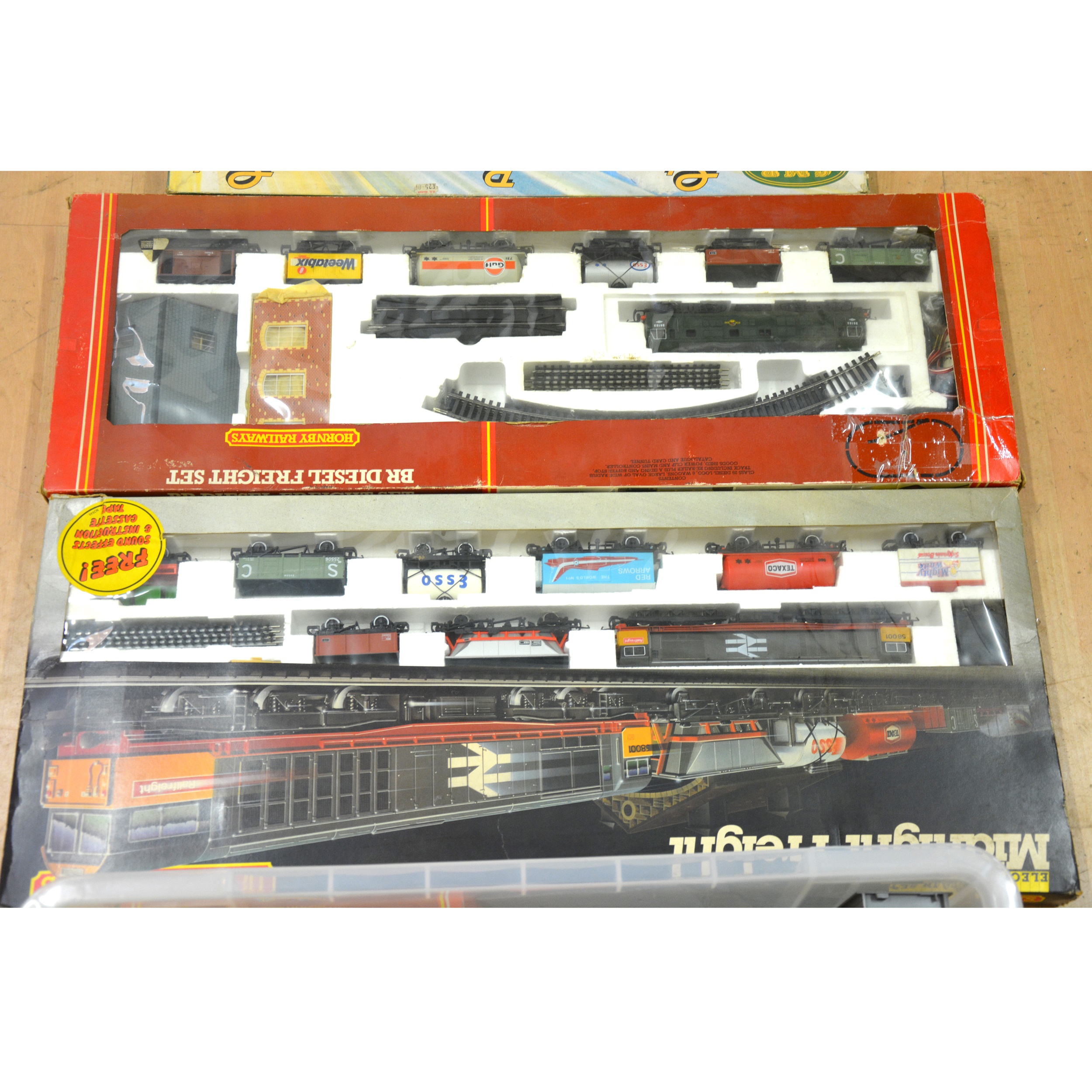 OO gauge model railways; a good collection including four sets, etc - Image 2 of 3