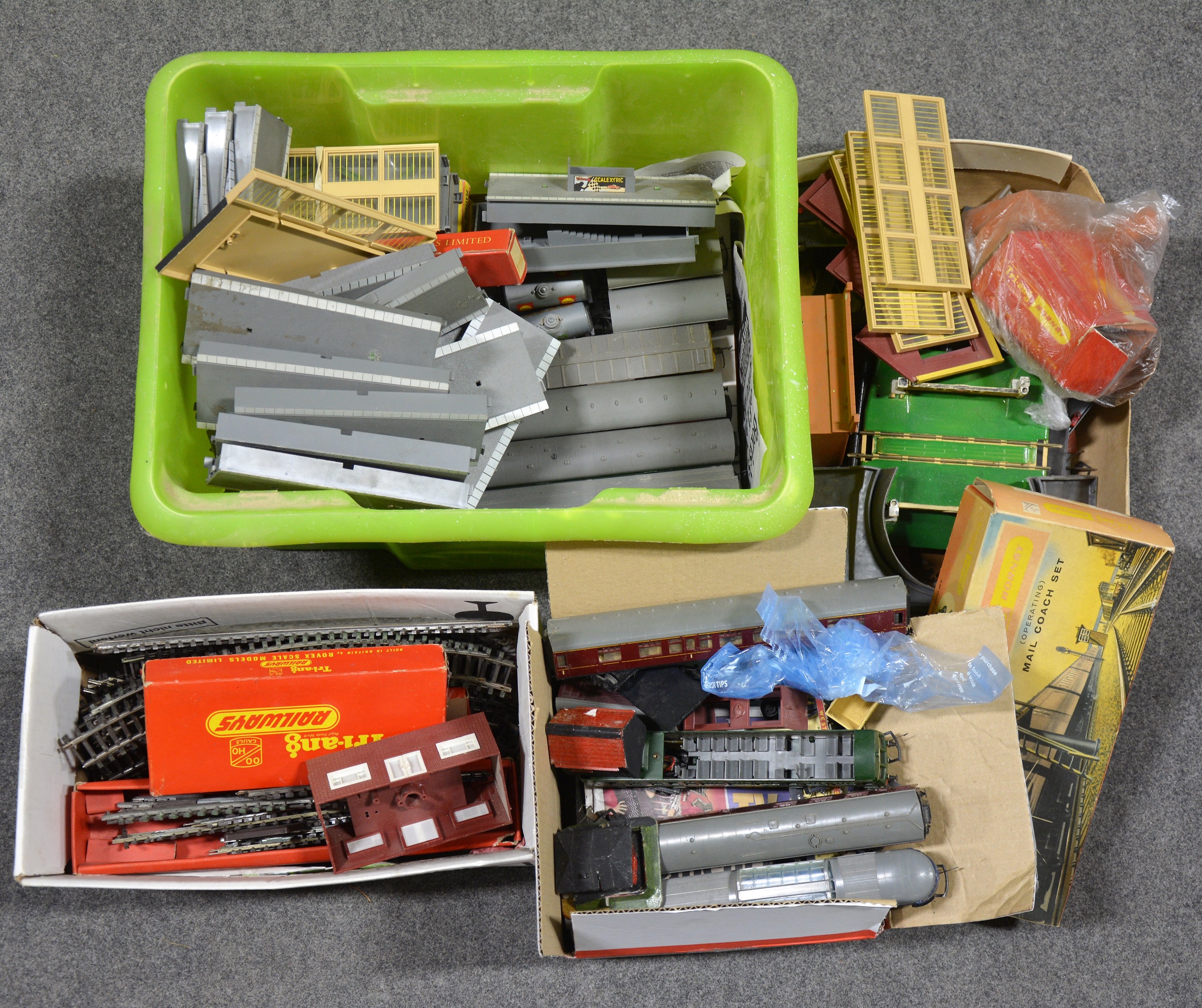 OO gauge model railway; a collection of mostly Tri-ang and others, including locomotives, rolling