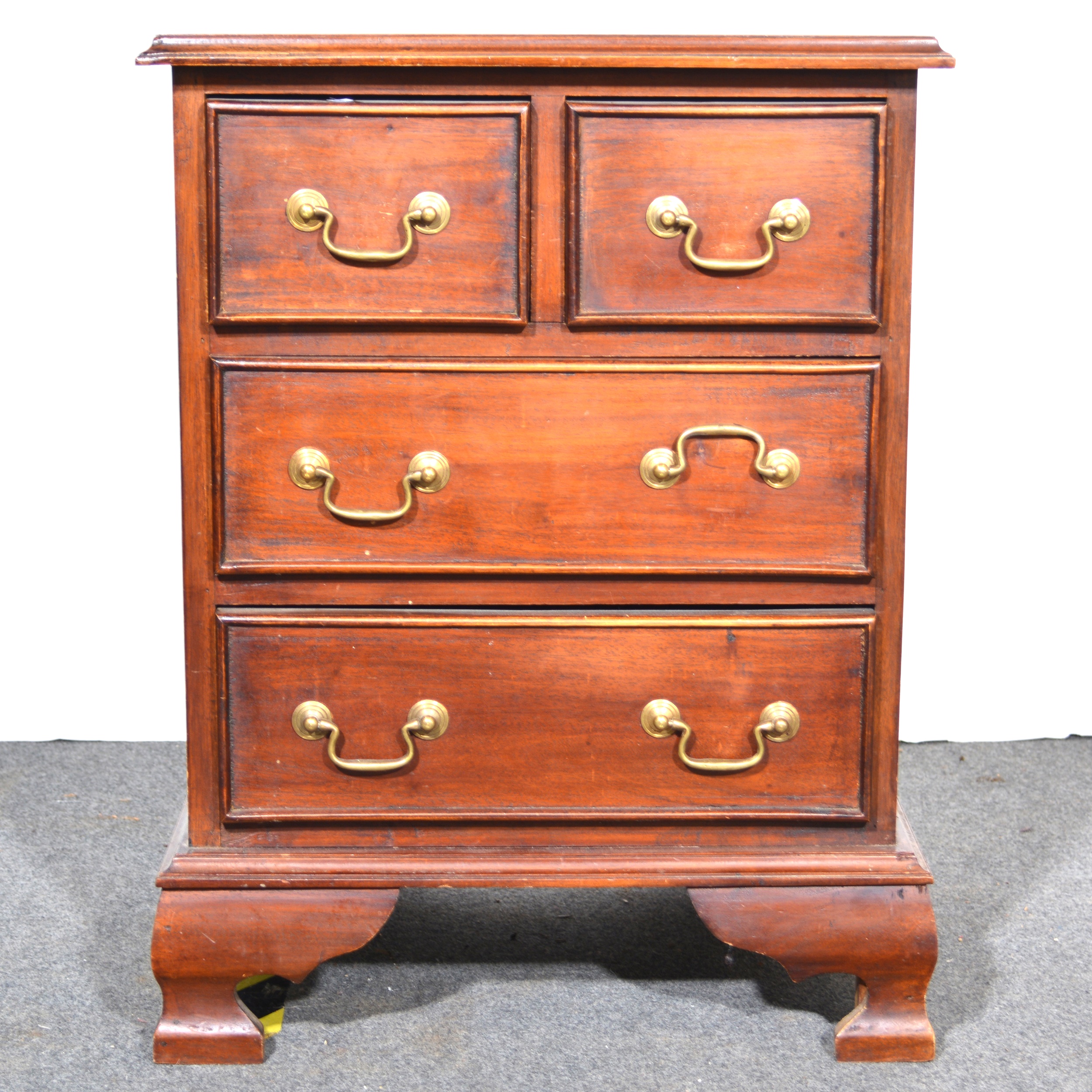 Georgian style mahogany chest of drawers and a pair of matching bedside tables - Image 3 of 3