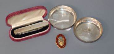 A pair of George VI small silver dishes, Goldsmiths & Silversmiths Co Ltd, London, 1946, a silver