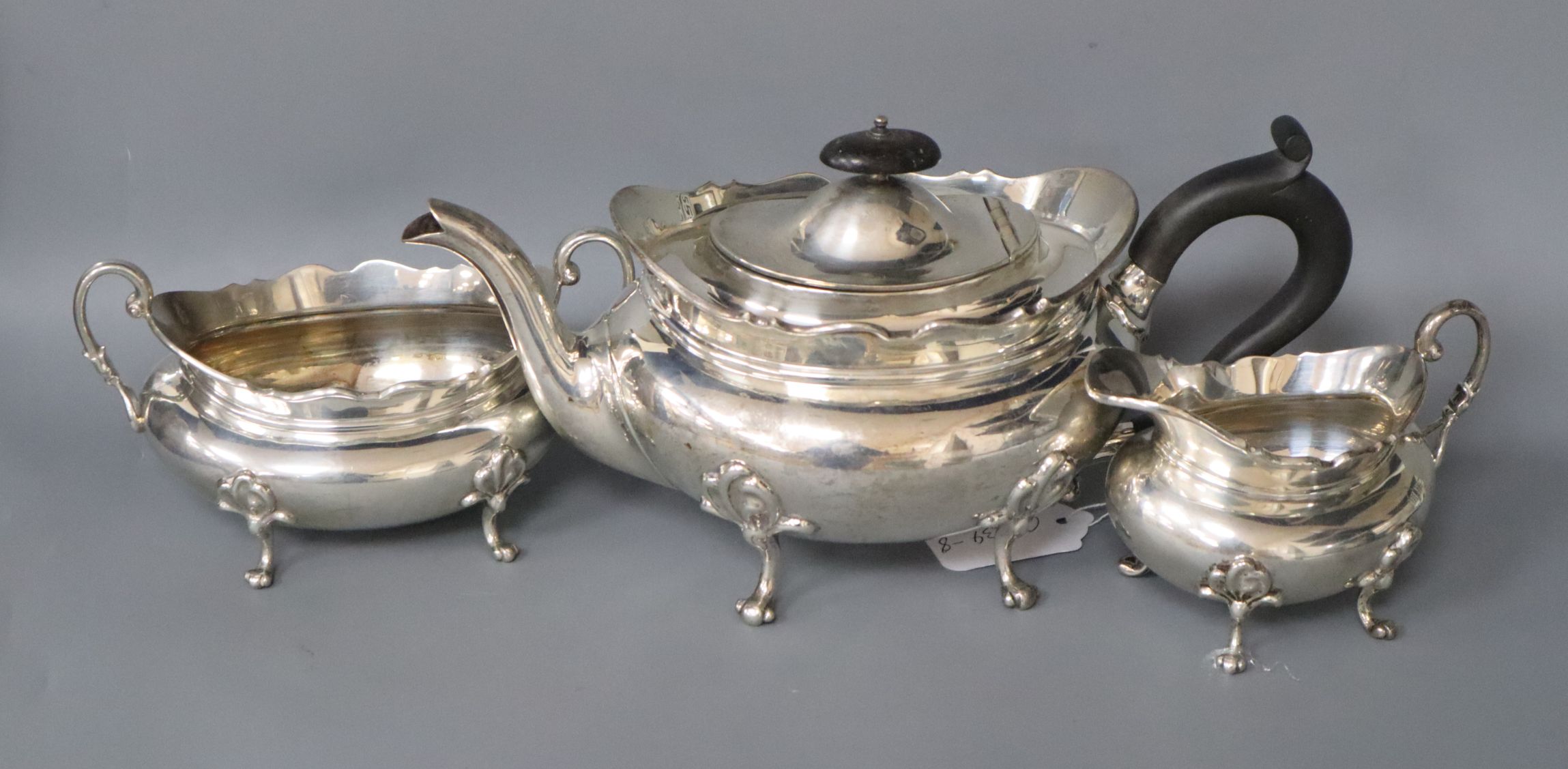 An Edwardian silver three piece tea set, by George Edward & Sons, London, 1905, gross 39 oz.