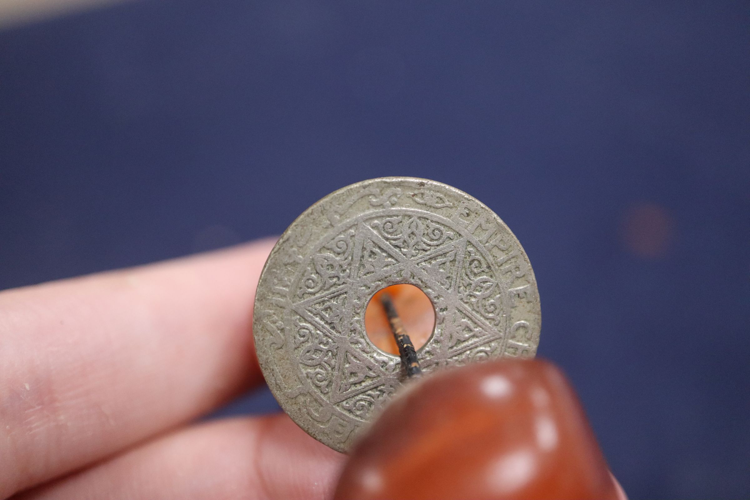 An amber bead necklace - Image 8 of 8