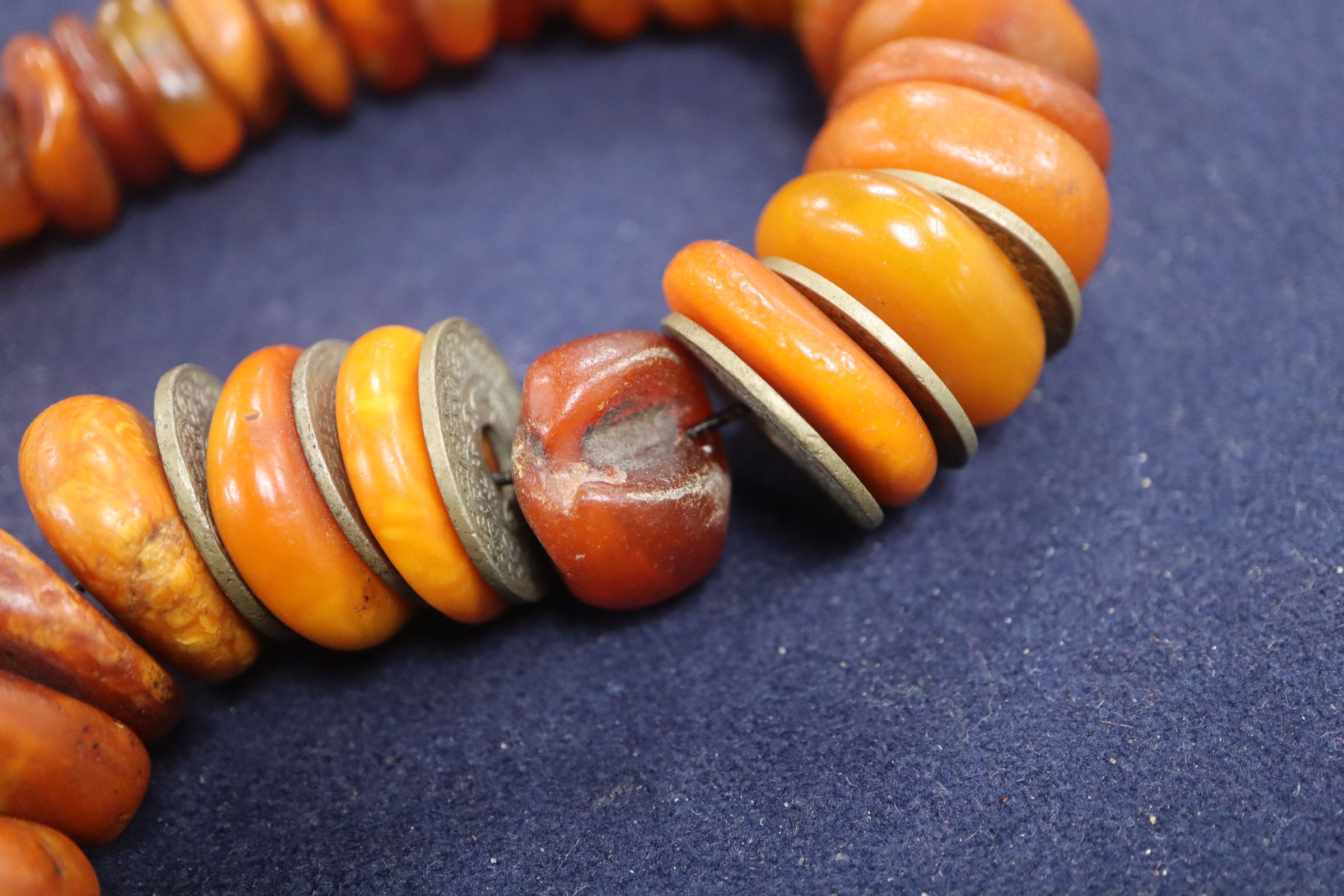 An amber bead necklace - Image 7 of 8