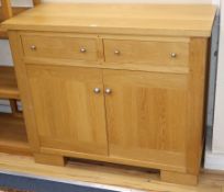 A contemporary oak side cabinet W.106cm