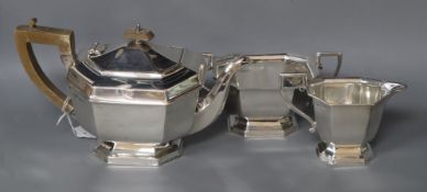 A George V silver three piece tea set, Harrod's Ltd, Sheffield, 1933 gross 32.5 oz