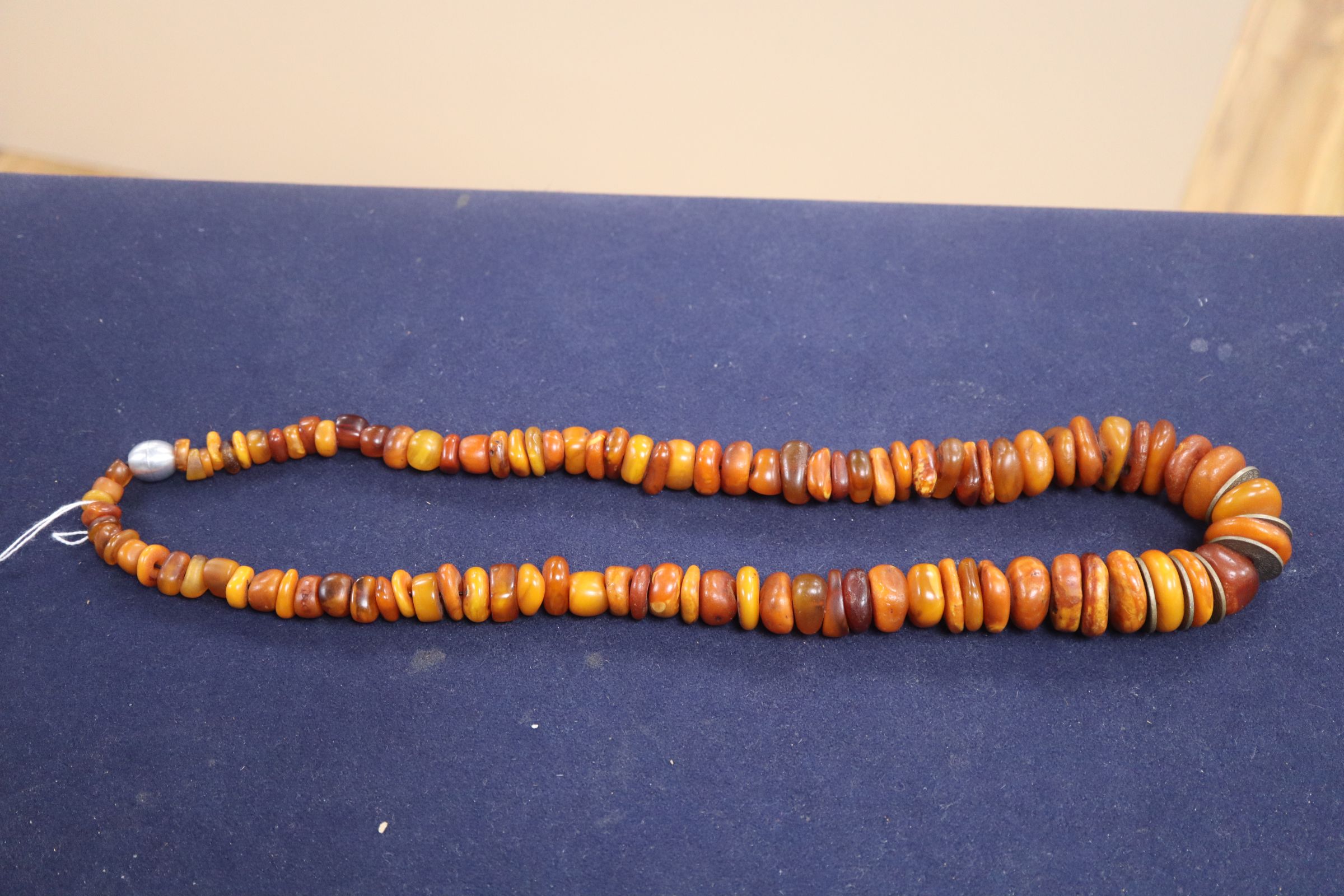 An amber bead necklace - Image 2 of 8