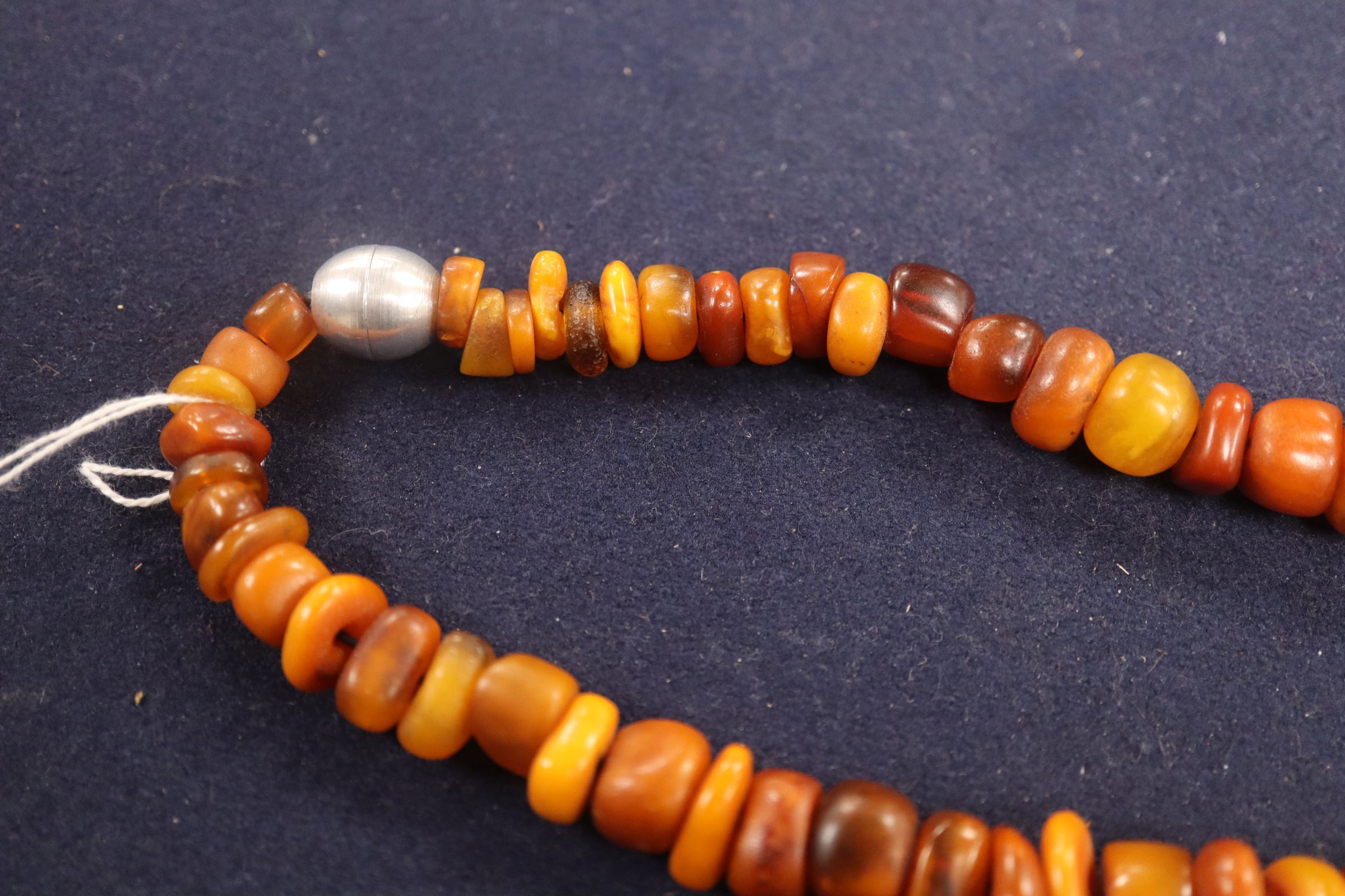 An amber bead necklace - Image 5 of 8