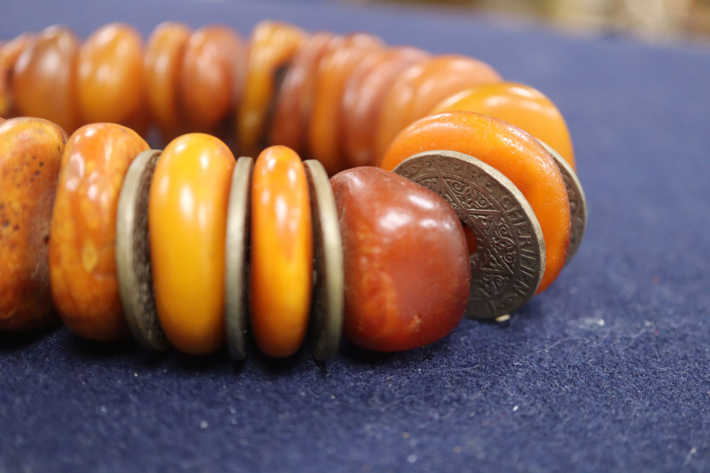 An amber bead necklace - Image 3 of 8