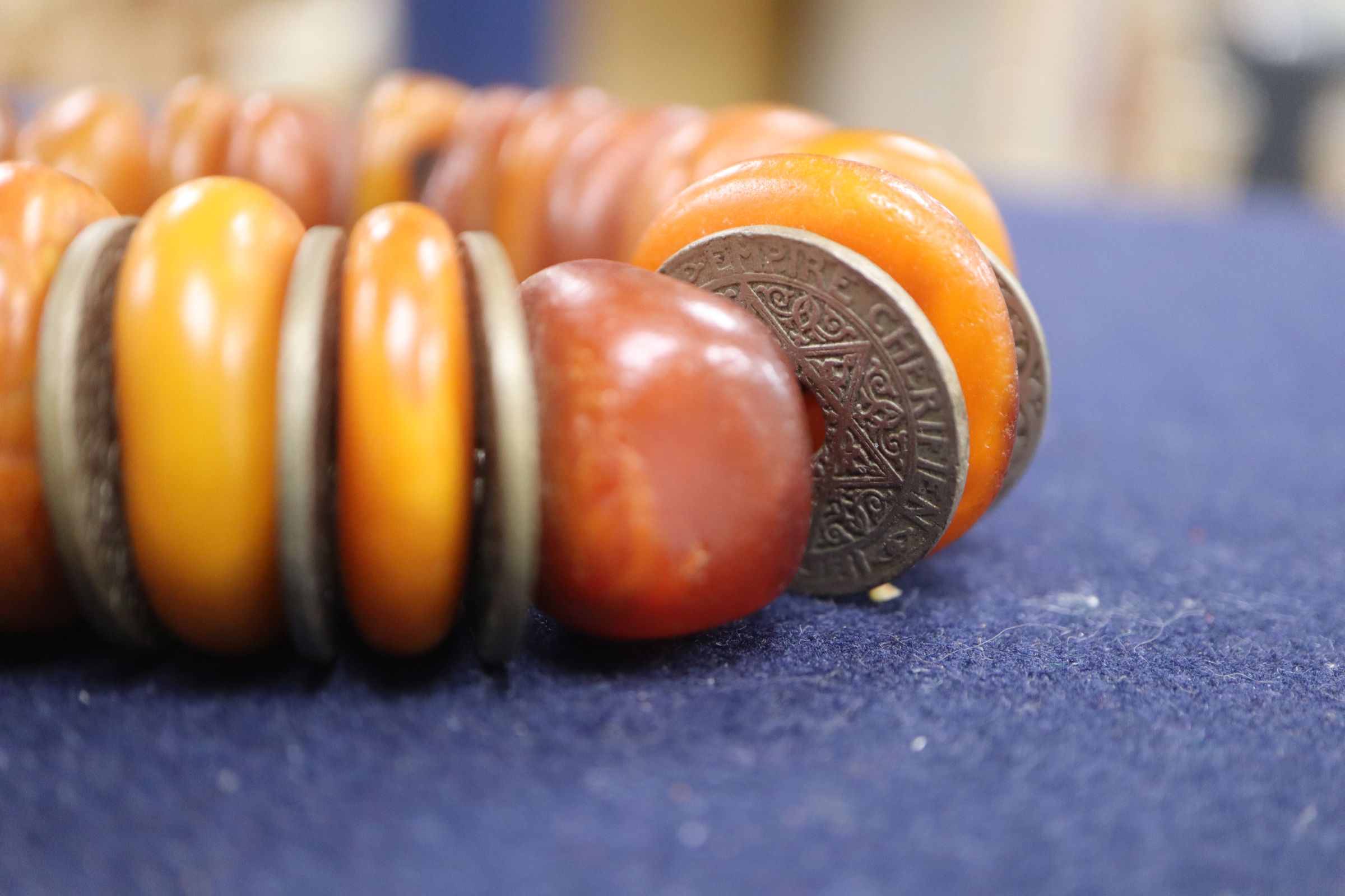 An amber bead necklace - Image 4 of 8