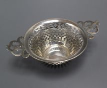 A late Victorian pierced silver two handled bowl, Deakin & Francis, Birmingham, 1899, 15.2cm over