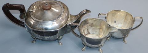 A George V silver three piece tea set, Birmingham, 1934, gross 29.5 oz.