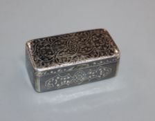 A 19th century Russian 84 zolotnik and niello snuff box, with scrolling decoration, 56mm.