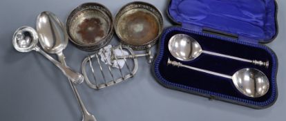 A cased pair of Edwardian 'seal' top spoons, Sheffield, 1908, a Georgian Scottish silver sauce