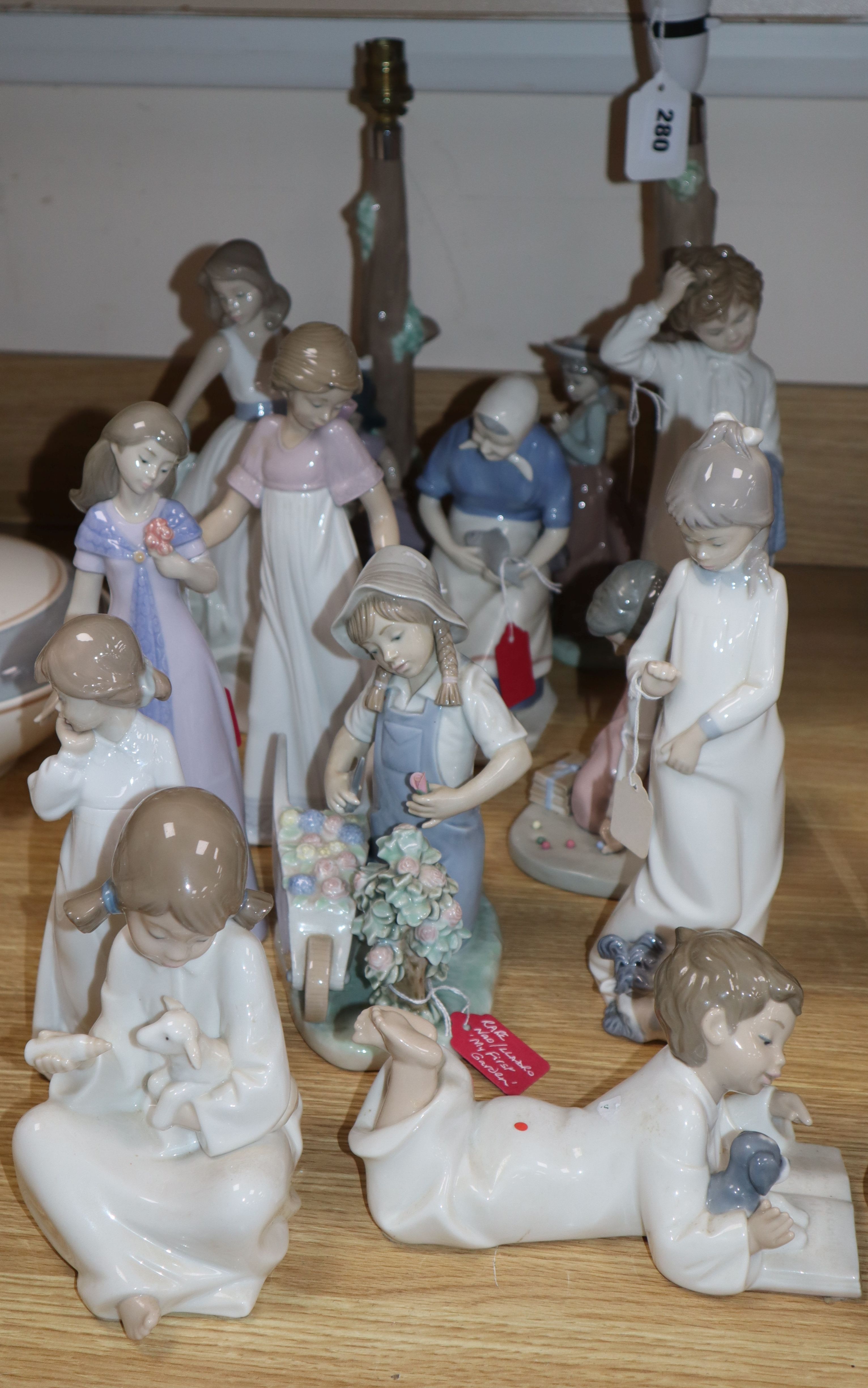 Two Nao figurative table lamps and ten other mixed Nao figures (12)