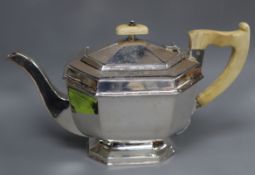 A George VI silver octagonal teapot, Viners Ltd, Sheffield, 1940, gross 18.5 oz.