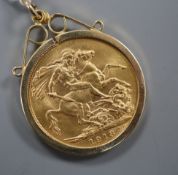 A 1913 gold sovereign in 9ct gold mount, total 9.6g.