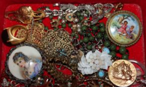 Assorted costume jewellery.