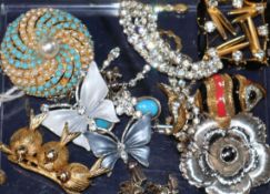 A small quantity of assorted mainly 1950's/1960's costume jewellery.