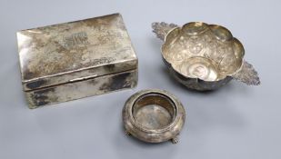 An Edwardian silver cigarette box, London, 1908, a Victorian silver salt and a continental white