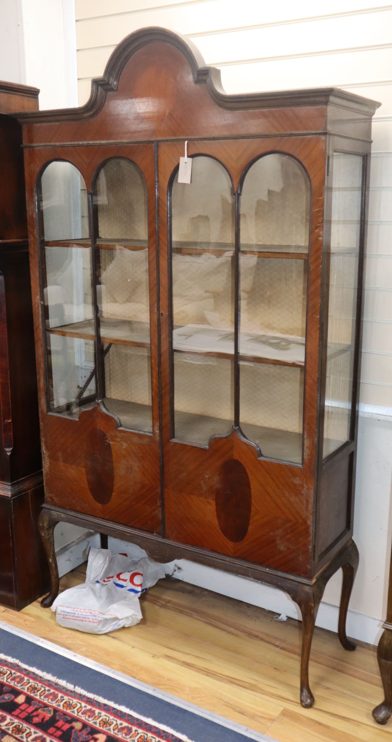 An Edwardian mahogany display cabinet W.112cm